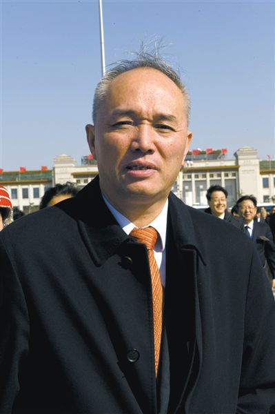 2010年3月，时任杭州市市长的蔡奇参加两会全体会。图/CFP