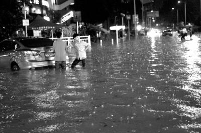3月30日晚，深圳市区不少地段因暴雨积水，导致一些车辆在水中熄火。