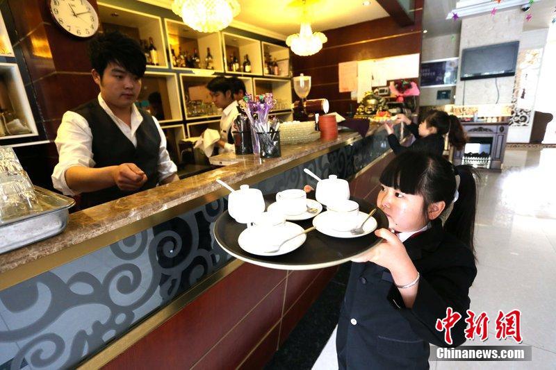 郑州现袖珍人童话主题餐厅 店员平均身高1.3米