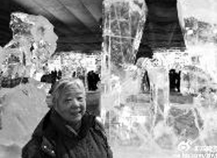 郑渊洁为81岁母亲所拍图片。
