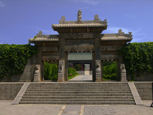 新乡市位于河南省北部,北依太行,南临黄河,紧邻省会郑州,是中原城市群及十字核心区重要城市之一。现辖12个县(市、区),总面积8249平方公里,总人口591万人;市区建成区面积100平方公里,人口100万人。是国家卫生城市、国家森林城市、国家园林城市、中国优秀旅游城市、中国城市综合竞争力百强城市、中国最佳管理城市、中国金融生态城市、全国社会治安综合治理优秀市、创建全国文明城市先进市、中国十佳和谐可持续发展城市、国家知识产权试点城市、中国企业成长环境十佳中小城市、中国民营经济最具活力城市和全国加工贸易梯度转