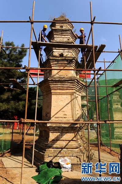 6月9日，工程人员在少林寺塔林对一座古塔进行维修