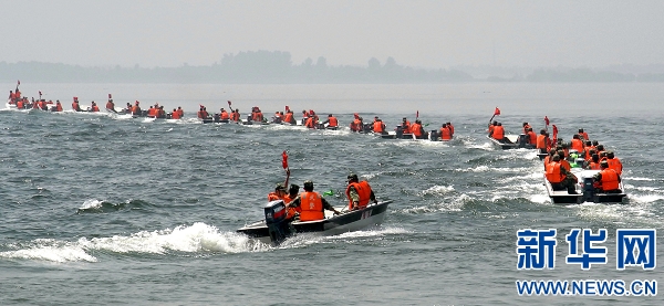 6月13日，武警官兵驾驶冲锋舟前往预定水域集结。