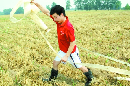 6月22日，淮阳县白楼镇付楼村村民排管抗旱。
