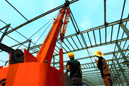 7月6日，工人们正在林州市富锦高端装备制造业孵化园内施工。