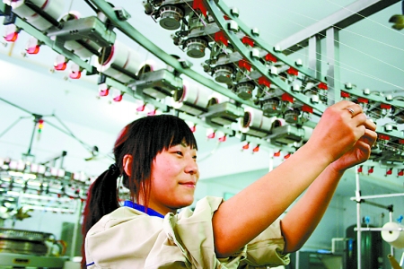 7月8日，新员工在安阳浩欣制衣织布车间娴熟地接线。