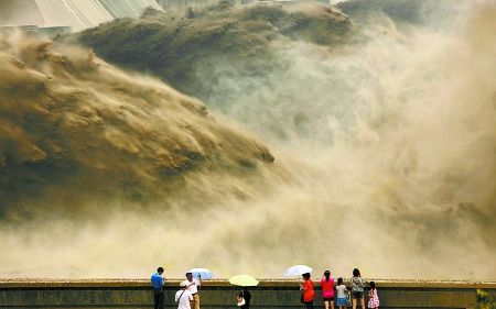 7月6日，裹挟着泥沙的黄色水流从小浪底排沙洞喷涌而出。