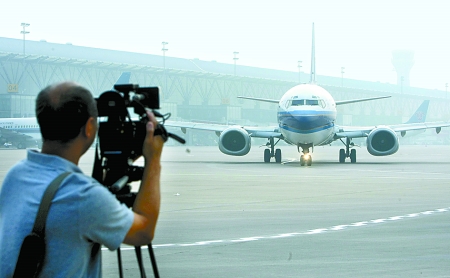 　8月28日，一架崭新的波音737-800型飞机平稳降落在郑州新郑国际机场。