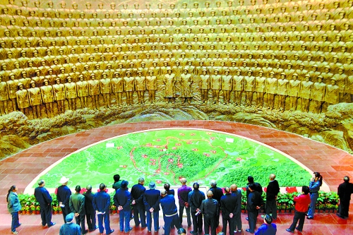 10月30日，很多游客在新县大别山区刚建成的将帅馆参观