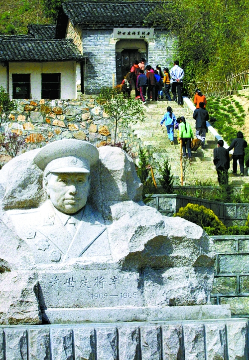 2002年，新县田铺乡许世友故里建成了将军纪念广场
