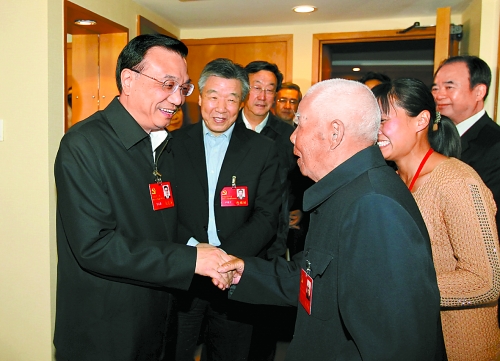 11月5日下午，中共中央政治局常委、国务院副总理李克强亲切看望了参加中国共产党第十八次全国代表大会的