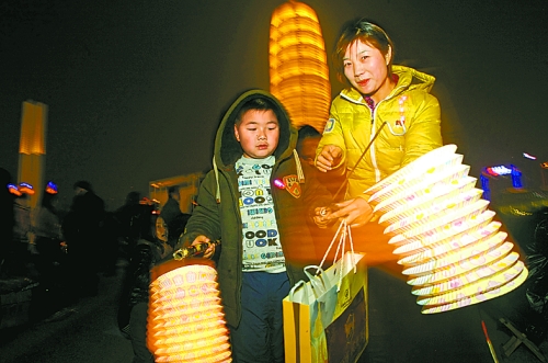 2月24日晚,市民在郑东新区如意湖广场上手持传统灯笼,漫步在游玩的人群中,欢庆元宵佳节的到来。 2月24日晚,市民在郑东新区如意湖广场上手持传统灯笼,漫步在游玩的人群中,欢庆元宵佳节的到来。