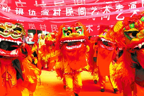 2月23日,来自汝南县三桥镇各村的“狮子”相聚劲舞,乡亲们也欢聚在一起,欢庆红红火火的好日子。 2月23日,来自汝南县三桥镇各村的“狮子”相聚劲舞,乡亲们也欢聚在一起,欢庆红红火火的好日子。
