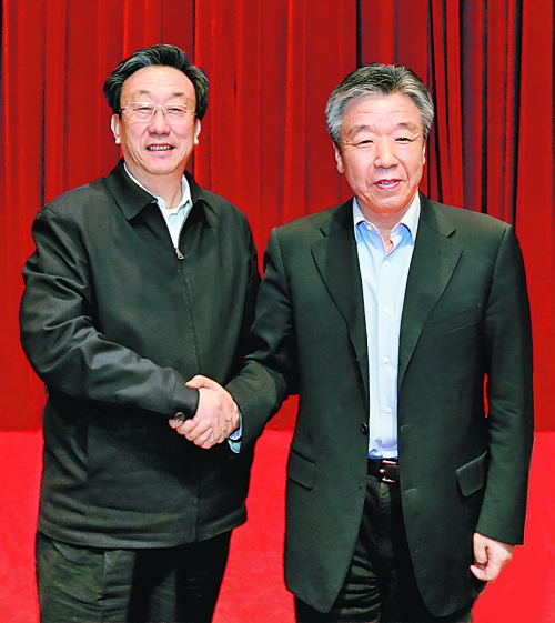 3月20日下午，在全省领导干部会议上卢展工（右）与郭庚茂（左）在郑州亲切握手。⑤2 本报记者 郭 宇