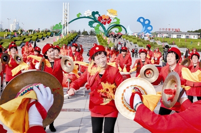 在中国国花园，伊川县威武龙鼓艺术团的精彩表演吸引众多游客