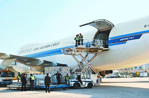 南航747货机在郑州机场装载苹果公司的电子产品 王 铮 杨现利 摄
