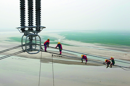 　4月16日，世界上最长的哈密南—郑州±800千伏特高压输电跨黄工程全部完工，哈郑特高压工程对推动中