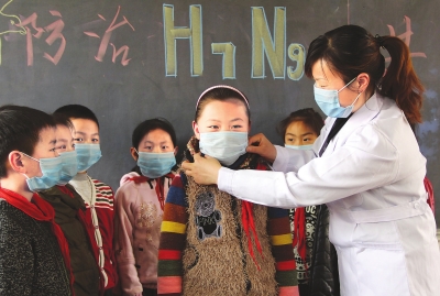 　　4月18日，内黄县第三实验小学的老师在为学生讲解如何预防甲型H7N9流感。当日，内黄县第三实验小