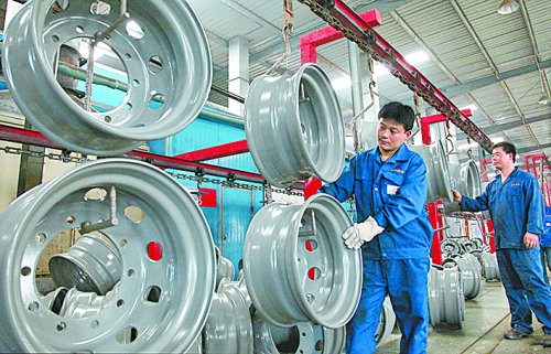 4月25日，许昌恒丰实业有限公司的员工正在生产重卡车轮。乔利峰 摄