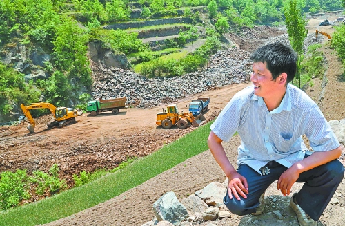 　　5月5日，鲁山县赵村乡关岈村青年时军伟看着正在建设的两座小型水库开心地笑了。他1994年开始外出