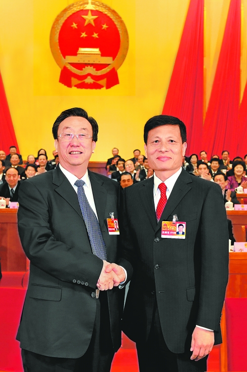 4月2日上午，新当选的省人大常委会主任郭庚茂与新当选的省人民政府省长谢伏瞻亲切握手。郭宇 董亮 摄