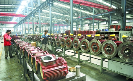 8月9日，南阳微特防爆电机有限公司员工生产出口订单产品。