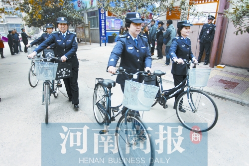 　女警社区中队骑单车下社区
