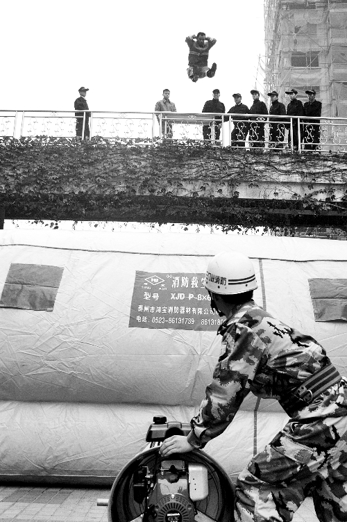 消防队员教你跳楼逃生