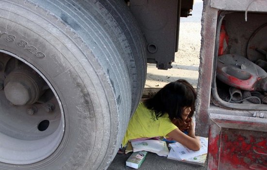 安阳11岁女孩被40吨大货车碾压 始终没落一滴泪