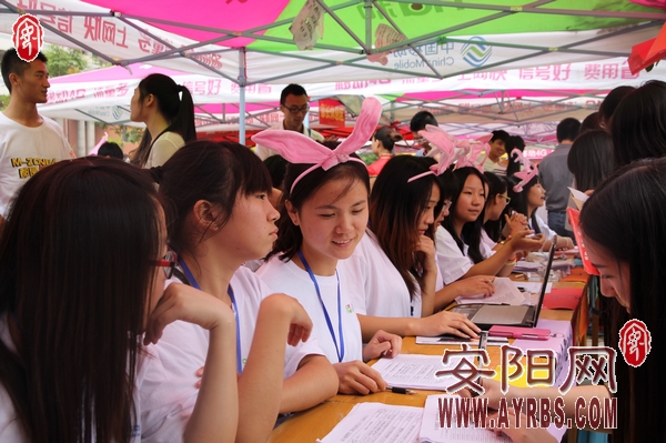 安阳师院迎来6700余名新生 迎新队伍妙招迭出