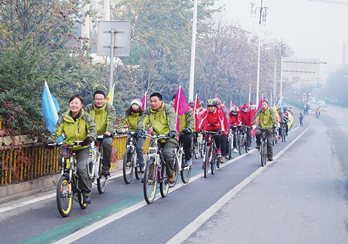 漯河市120多名骑友骑行 体验城市慢行系统