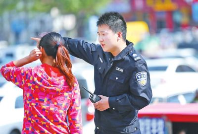 执勤中的张波波正在给人指路