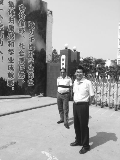 胡雄彦校长右和朱建国校长左对“变形计”的未来充满信心。赵同增/摄