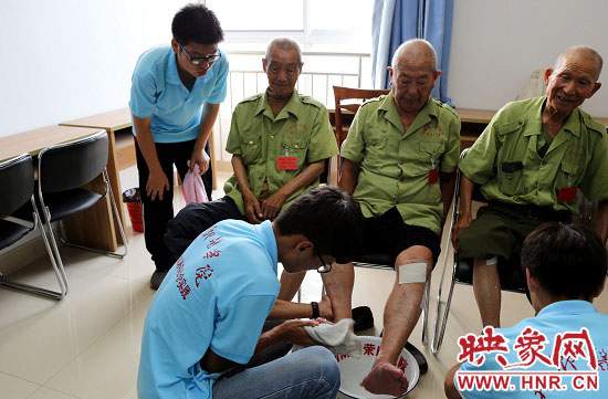 新乡医学院大学生暑期社会实践队员到新乡市荣军医院为老红军、老战士洗脚