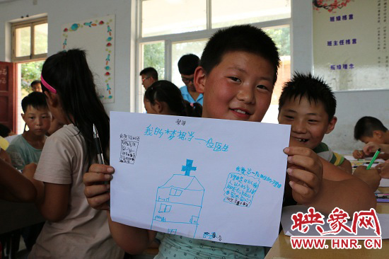 在以“中国梦”主题 的绘画课堂上，孩子们写下了自己的梦想