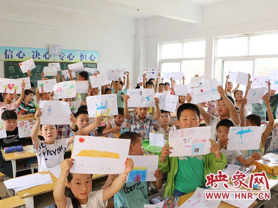 在以“中国梦”主题 的绘画课堂上，孩子们写下了自己的梦想