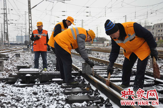 新乡车务段积极迎战降雪天气保旅客出行