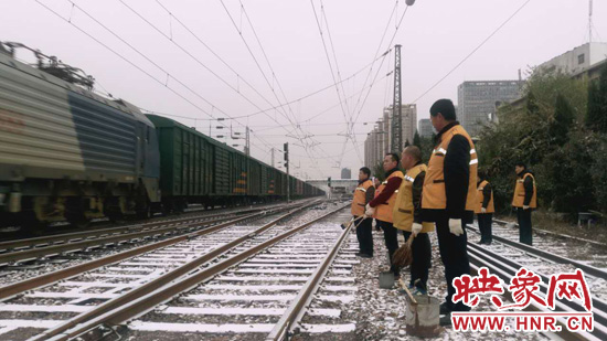 新乡车务段积极迎战降雪天气保旅客出行