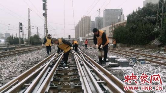 新乡车务段积极迎战降雪天气保旅客出行