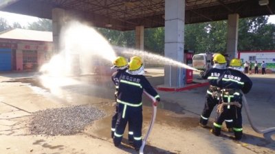 驻马店一吸毒男驶入加油站 拿出汽油罐扬言自焚