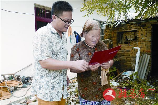 冯伟刚让母亲看他的大学录取通知书。