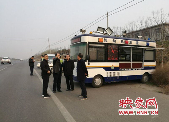 荥阳市路警联合“雷霆”封杀“双超”车辆