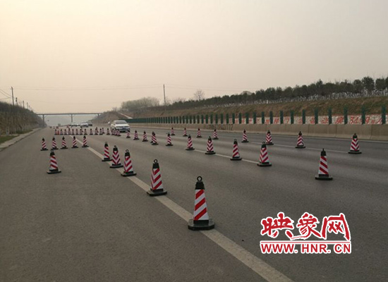 荥阳市路警联合“雷霆”封杀“双超”车辆