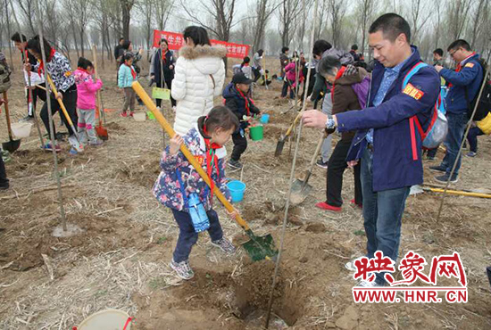 户外踏春色 师生共植树