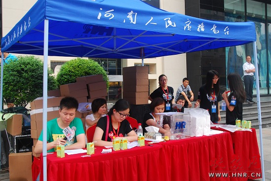 爱心义卖活动+助梦贫困学子