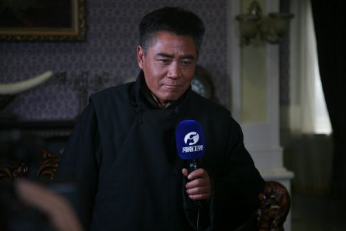 陈宝国接受河南卫视专访。