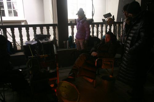 《大河儿女》导演安健在审片。