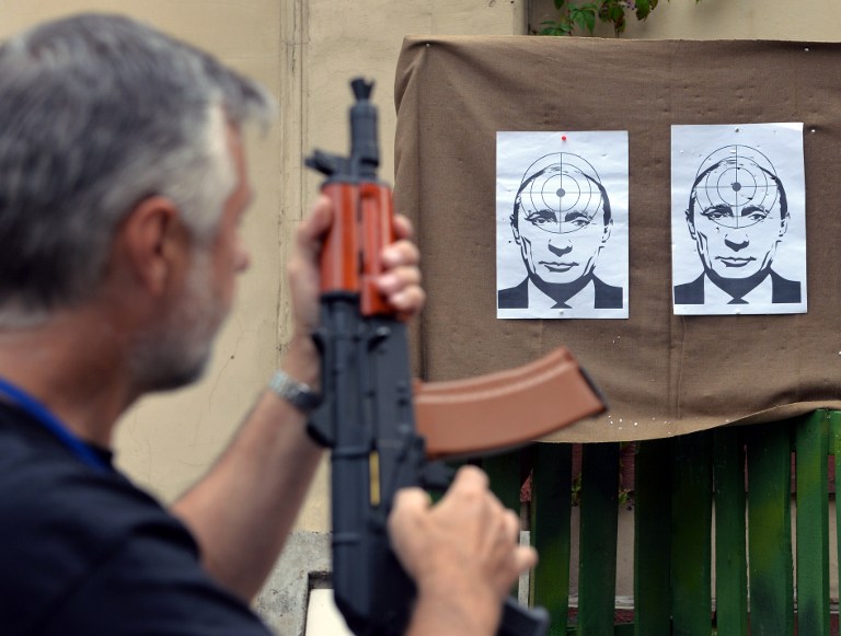 乌克兰民众用普京当靶做射击练习