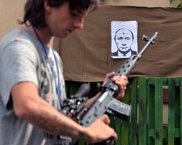 乌克兰民众用普京当靶做射击练习