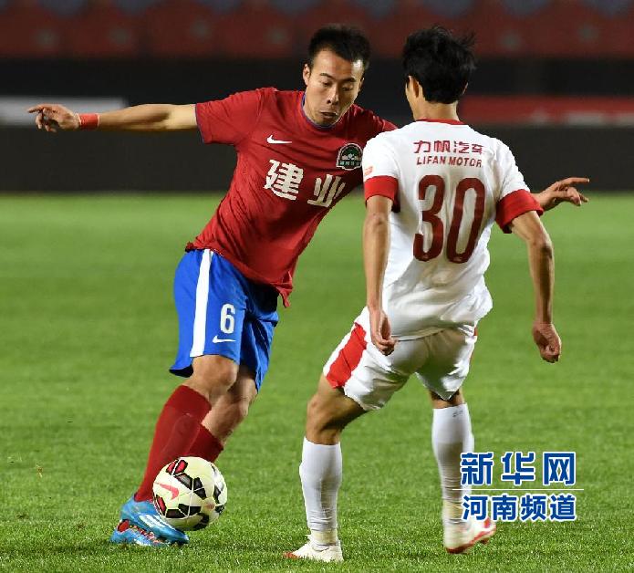 河南建业队队员李智超（左）在比赛中带球过人。